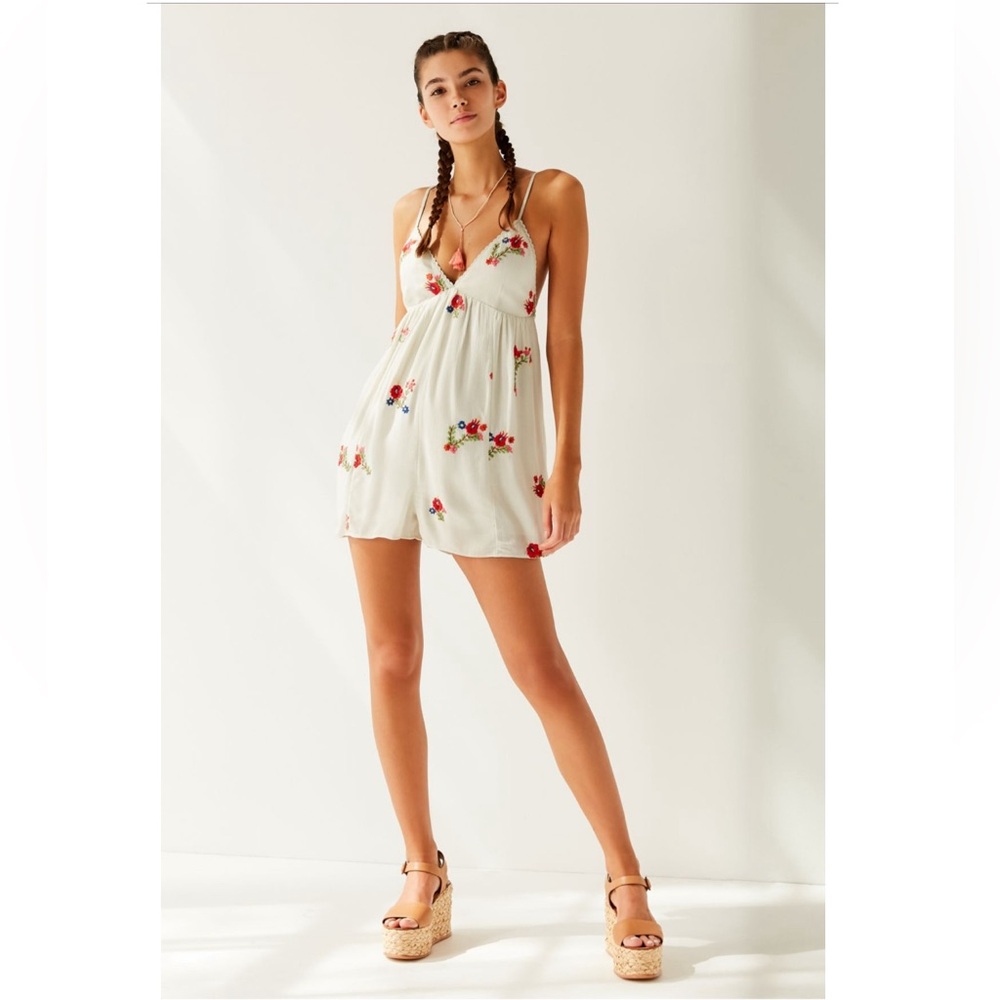 Urban Outfitters Jemma-Belle Embroidered Floral Playsuit Romper Size Medium